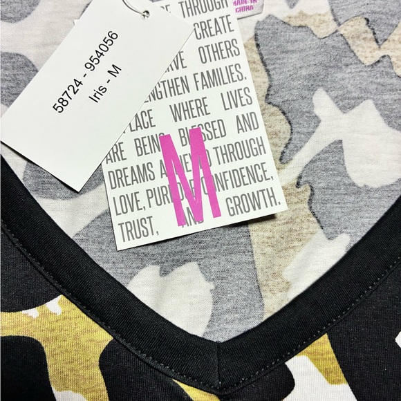 Leopard Print V-Neck Short Sleeve Top - Black & Tan - Picture 2 of 3